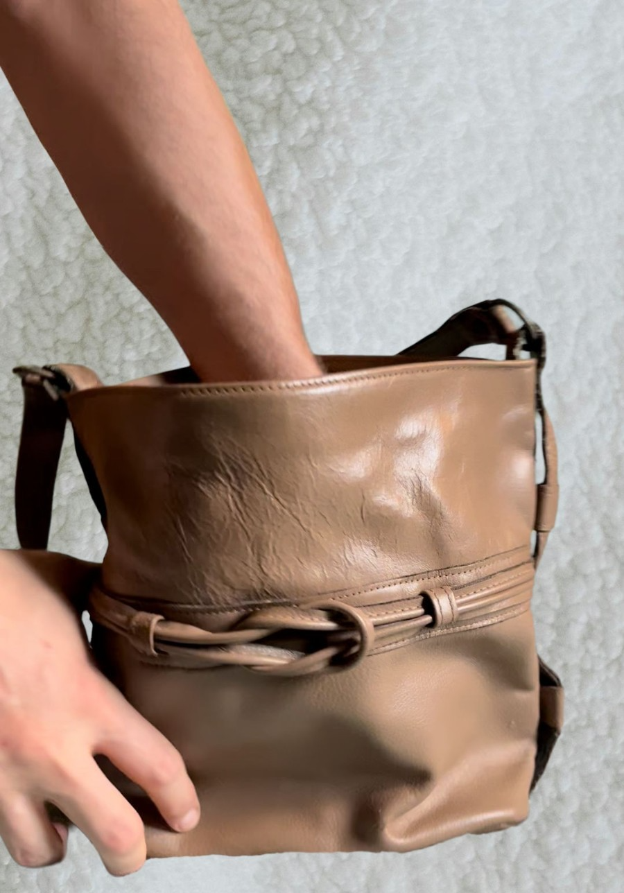 Vintage 1990s Brown Leather Shoulder Bag – Twisted Front Zip Detail, Wide Strap