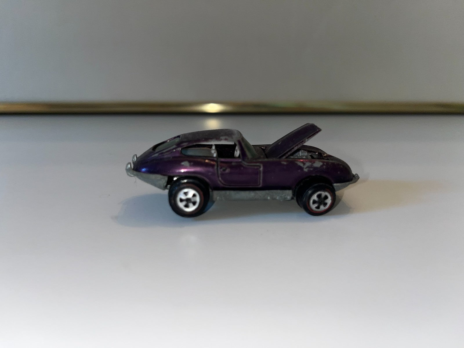 Johnny Lightning Topper Redline JAGUAR XKE Purple White Interior Very Nice !!
