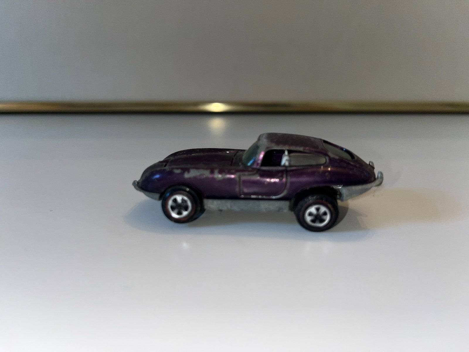 Johnny Lightning Topper Redline JAGUAR XKE Purple White Interior Very Nice !!