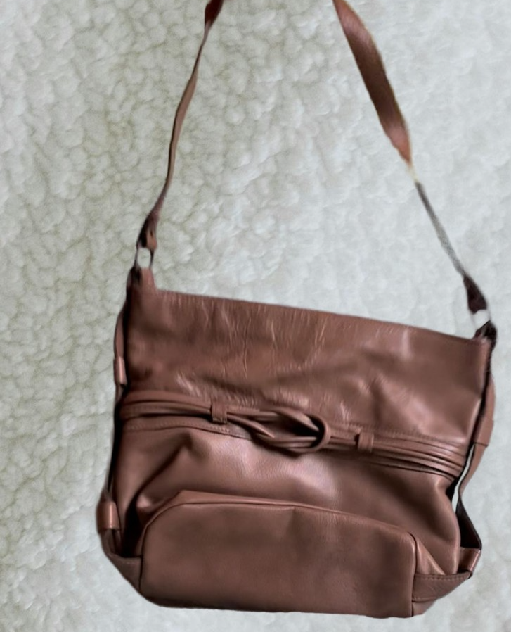 Vintage 1990s Brown Leather Shoulder Bag – Twisted Front Zip Detail, Wide Strap