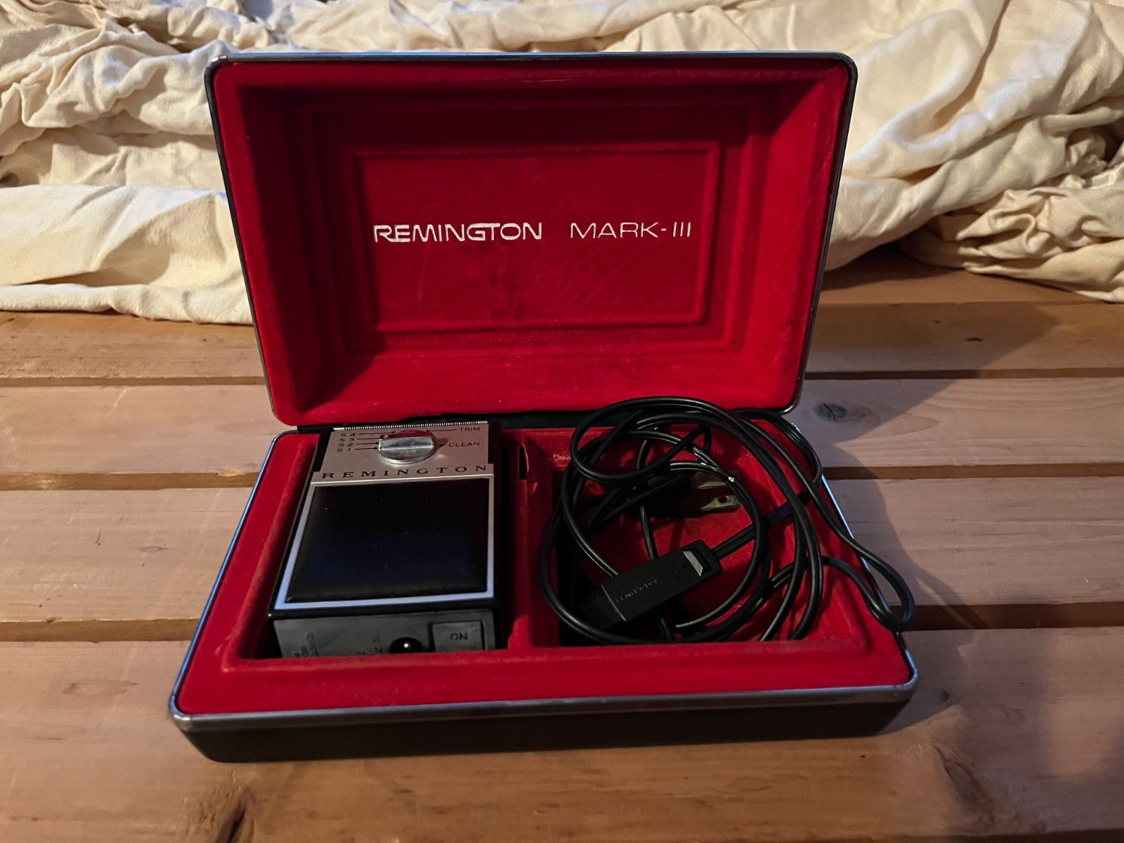 Vintage Remington Mark-III 300 Electric Shaver & Case & Instructions & Accessor.