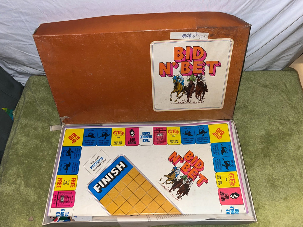 VINTAGE 1970 OGIFTA BID N BET HORSE RACING BOARD GAME VERY RARE UNIQUE ITEM!!