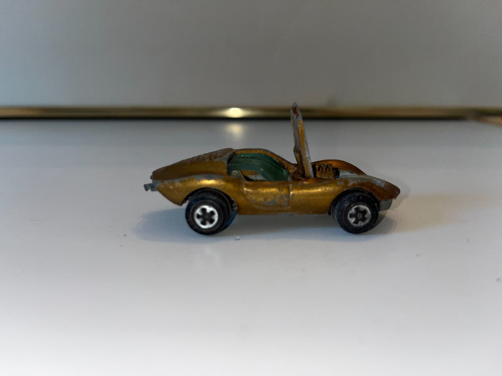 Johnny Lightning Topper Mako Shark Gold Red Inter. Red Line