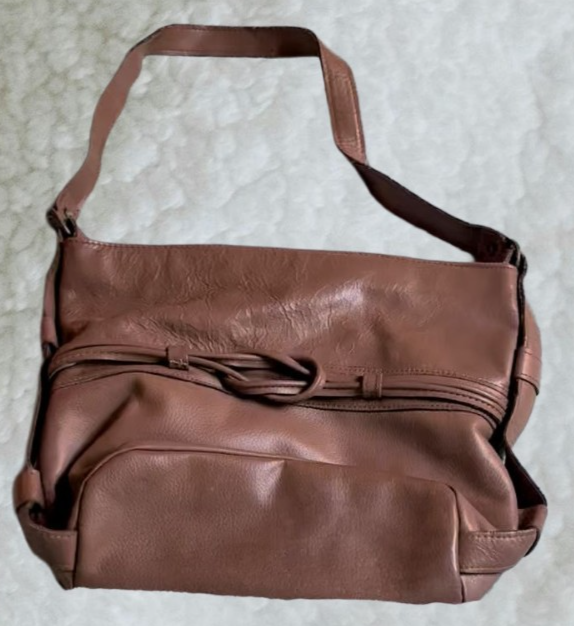 Vintage 1990s Brown Leather Shoulder Bag – Twisted Front Zip Detail, Wide Strap