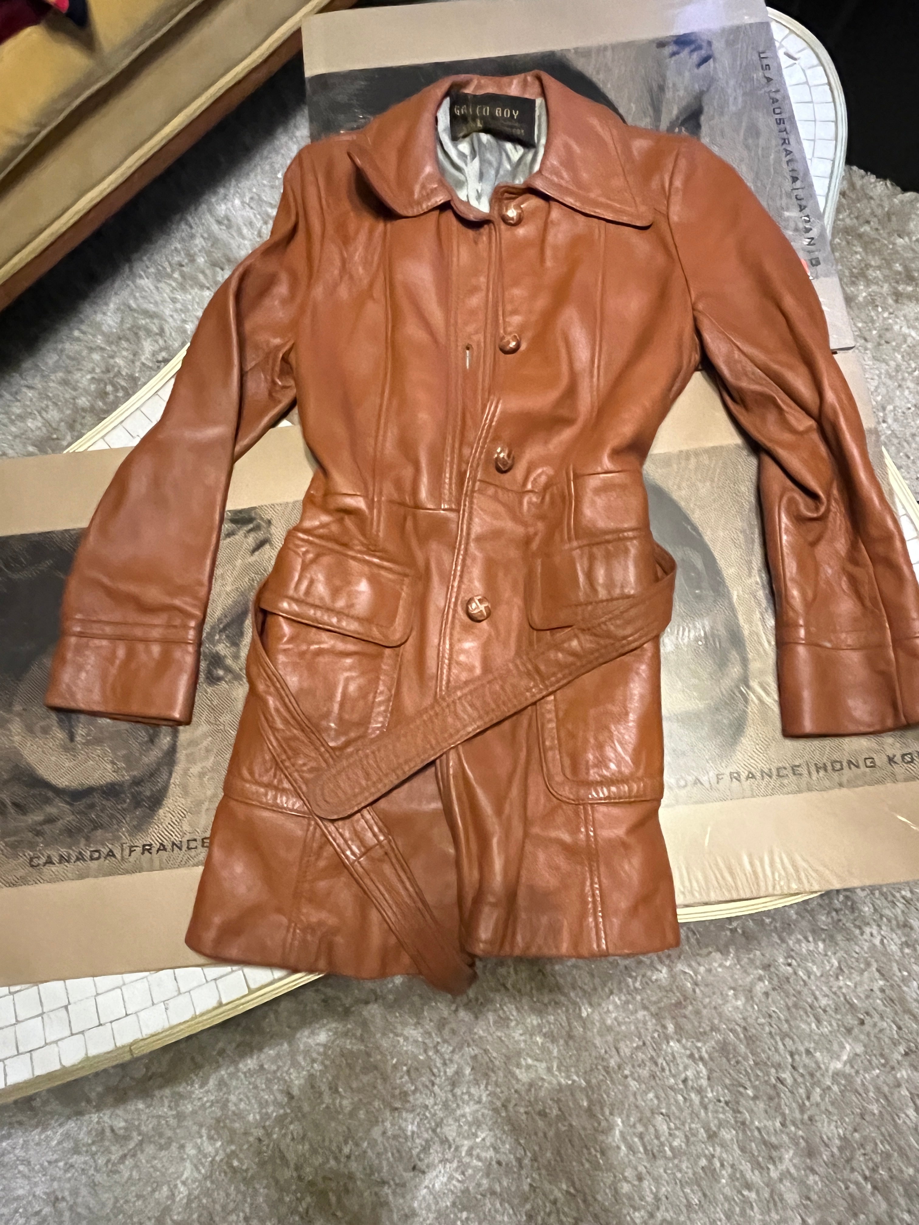 Vintage 1960s/70s Leather Coat by Green Bay Exclusive Furriers
Size 8 | Belted Waist | Wood Buttons zz