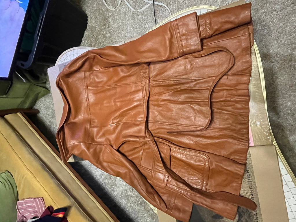 Vintage 1960s/70s Leather Coat by Green Bay Exclusive Furriers
Size 8 | Belted Waist | Wood Buttons zz