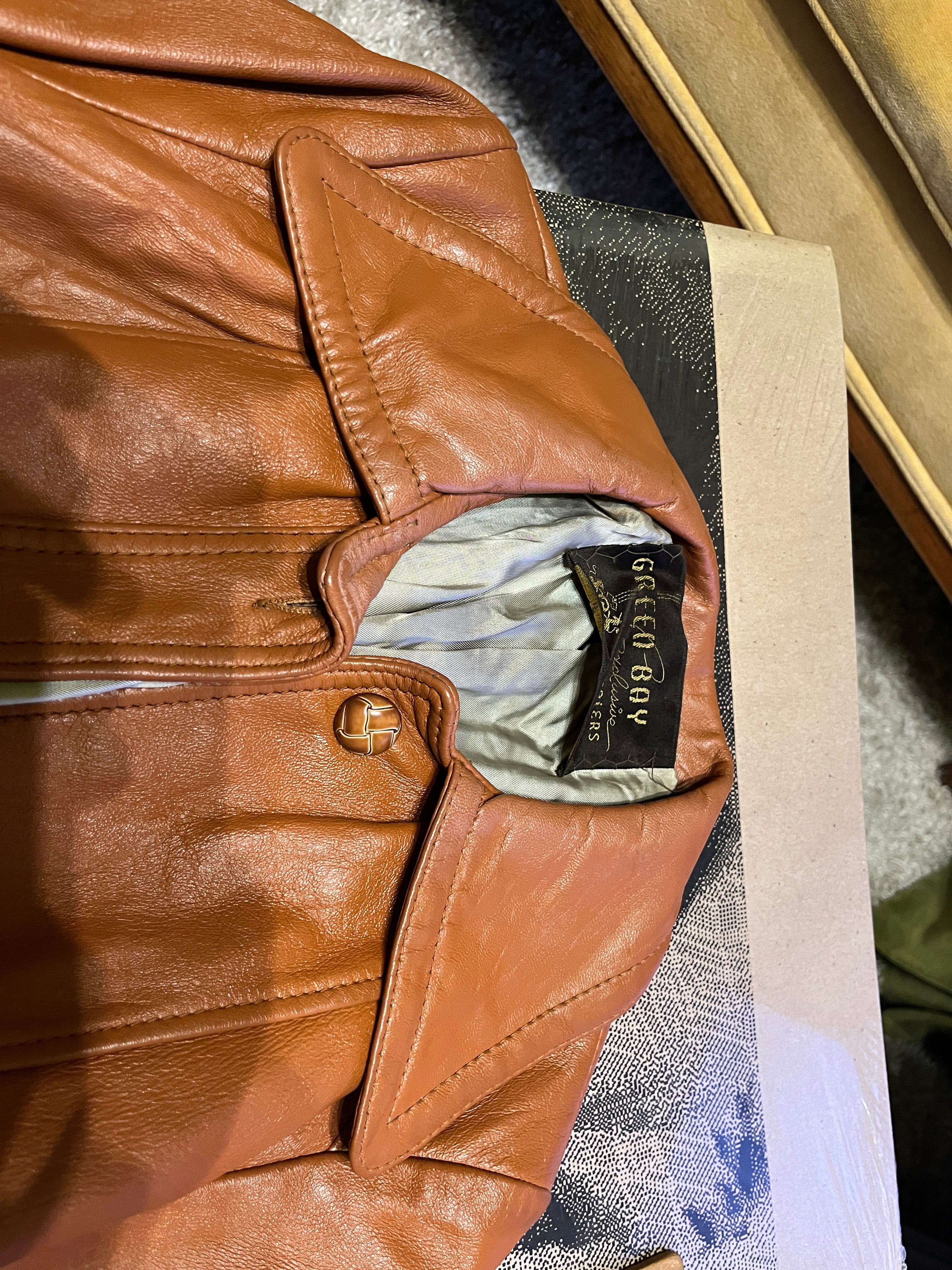 Vintage 1960s/70s Leather Coat by Green Bay Exclusive Furriers
Size 8 | Belted Waist | Wood Buttons zz